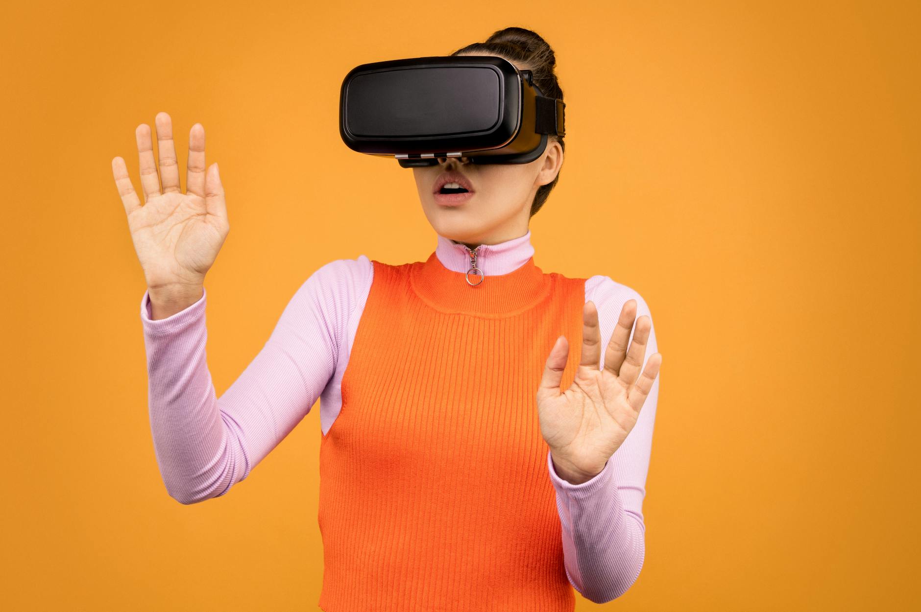 Augmented Reality क्या है? तकनीक से दुनिया को डिजिटल रूप woman in long sleeve shirt wearing vr goggles